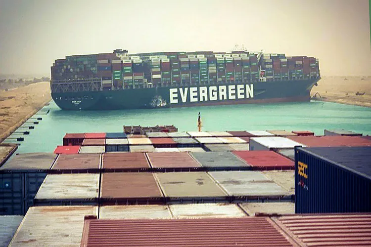 Kontenerowiec Ever Given należący do armatora Evergreen blokuje Kanał Sueski.