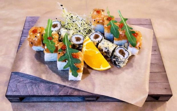 W MR Sushi zamówimy najróżniejsze rodzaje sushi, od tych klasycznych, np. z rybą w tempurze czy z grilla, aż po mniej popularne z tatarem z łososia.
