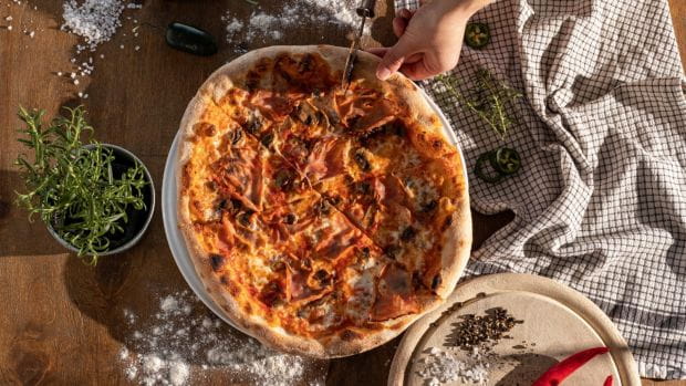 Spoko Pizza w ofercie ma klasyczne pizze, jak i oryginalne połączenia smakowe. 