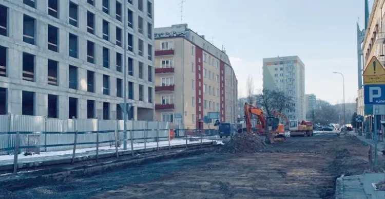 Drogę w centrum Gdyni przebudowuje inwestujący przy niej deweloper, firma Hossa.