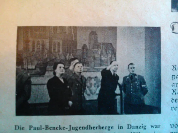 Fotografia dokumentująca wizytę szefa Hitlerjugend Artura Axmanna w schronisku im. Pawła Beneke na Biskupiej Górce w 1940 r.
