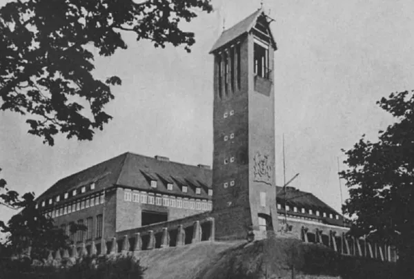 Zdjęcie schroniska młodzieżowego na Biskupiej Górce z 1940 r. Warto zwrócić uwagę, że na wieży nie ma jeszcze zamontowanej tarczy zegarowej.