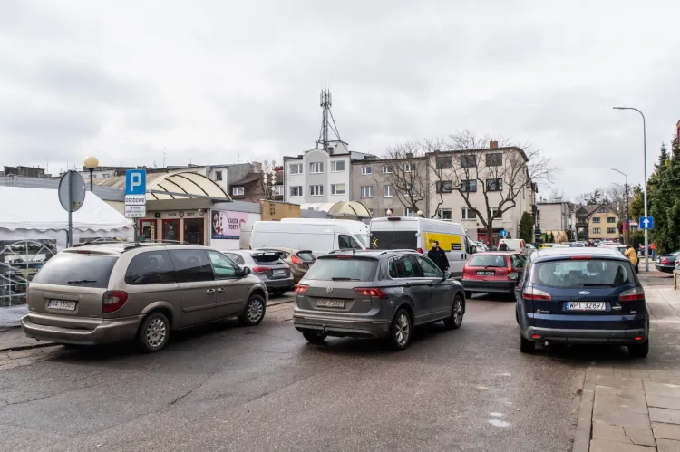 Samochody zaparkowane wokół targowiska przy placu Górnośląskim. W drugiej połowie roku za postój trzeba będzie płacić.
