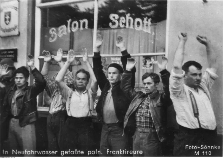Polscy mieszkańcy Wolnego Miasta Gdańska aresztowani przez Niemców we wrześniu 1939 r. Propagandowy napis na zdjęciu określa ich jako partyzantów (Franktireure).