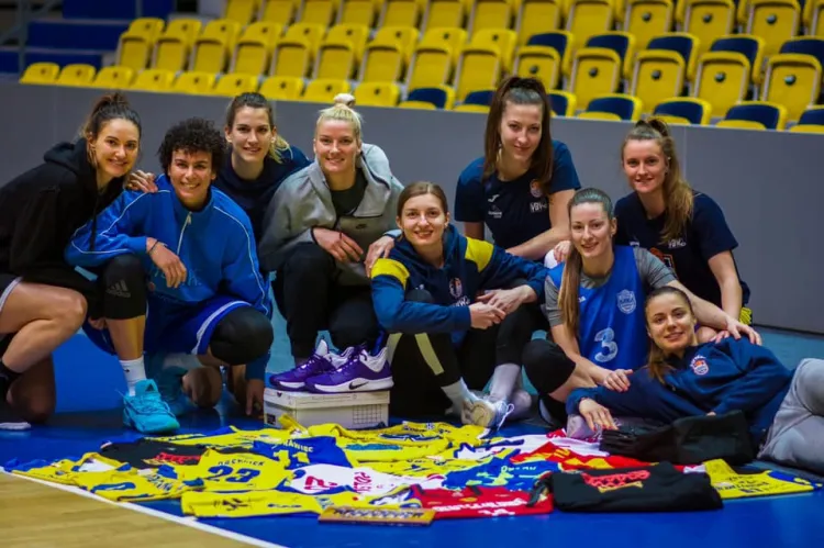 Koszykarki VBW Arki Gdynia przekazały na licytację swoje koszulki z autografami.
