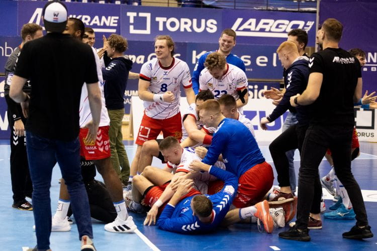 Tak cieszyli się piłkarze ręczni Torus Wybrzeże po wygranych rzutach karnych z Azotami Puławy.