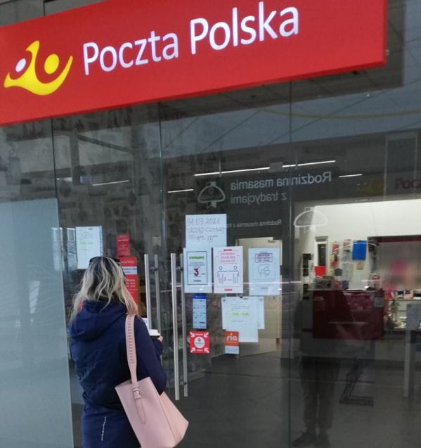 Inne godziny otwarcia w teorii, a inne w praktyce. Z tego powodu klienci odbijają się od drzwi Poczty Polskiej w CH Morena.