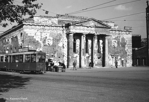 Ruina teatru miejskiego na zdjęciu z przełomu lat 40. i 50.