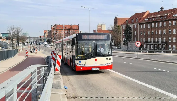 Autobusy miejskie jeżdżą już po nowych buspasach. 