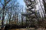 Wieża widokowa w lesie przy ulicy Kieleckiej oficjalnie jest niedostępna, ale nadal trafiają tu spacerowicze.