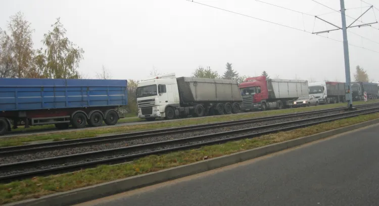 Ciężarówki skutecznie blokują prawy pas ul. Marynarki Polskiej.
