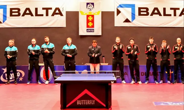 W półfinale Lotto Superligi tenisiści stołowi Balta AZS AWFiS Gdańsk (z lewej) rozpoczęli od sensacji i zmusili do największego wysiłku faworyzowaną ekipę Dartom Bogoria Grodzisk Mazowiecki (z prawej).