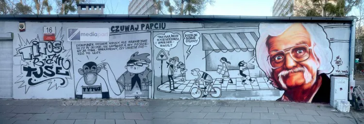 "Czuwaj Papciu" - mural upamiętniający Papcia Chmiela znajduje się na ul. Do Studzienki 16.