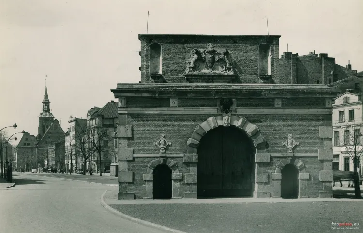Brama Długich Ogrodów - po wojnie niesłusznie przemianowana na Żuławską - na zdjęciu z połowy lat 30.