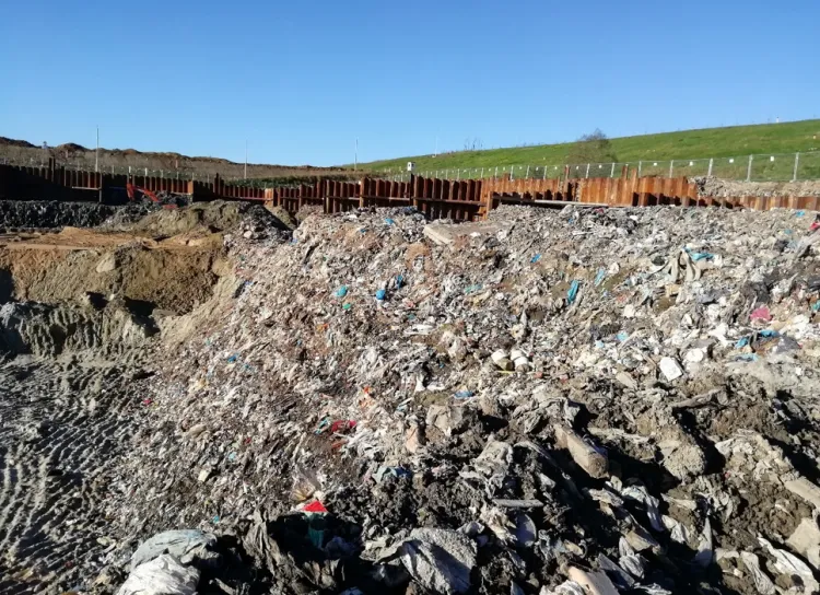 WIOŚ ustalił, że na terenie budowy spalarni nielegalnie wykopano blisko 364 tys. ton śmieci.
