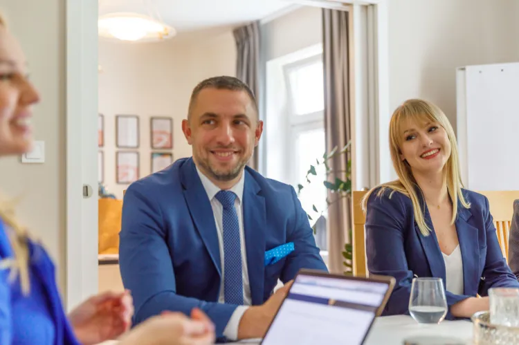 Doradcy w InVilla Nieruchomości stale wymieniają się informacjami na temat prowadzonych transakcji oraz podnoszą kwalifikacje, dzięki czemu są w stanie zagwarantować najwyższy poziom obsługi klienta.  