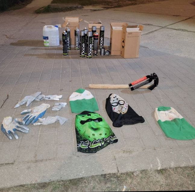 Przy zatrzymanych mężczyznach znaleziono kominiarki w barwach Lechii, miotacz ognia, rękawiczki i spreje.