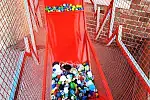 Kosz mieści aż 150 kg plastikowych nakrętek.

