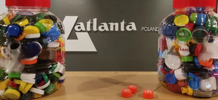 Pracownicy firmy Atlanta nakrętki zbierają razem z gdańskimi przedszkolakami.
