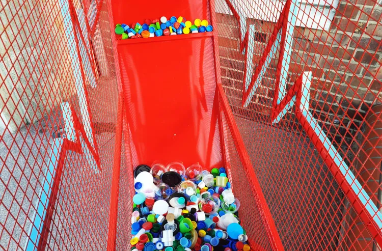 Kosz mieści aż 150 kg plastikowych nakrętek.

