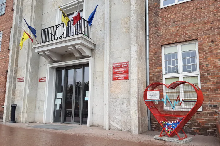 Zebrane w domu nakrętki można wrzucać np. do specjalnego kosza przed Urzędem Marszałkowskim. To gwarancja, że się nie zmarnują.