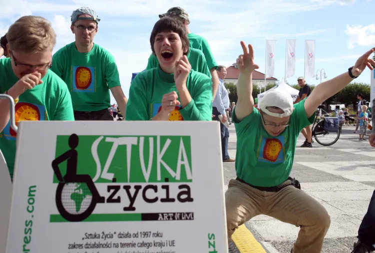 Fundacja Sztuka Życia z gdańska przekazuje nakrętki na akcje charytatywne dla niepełnosprawnych dzieci.