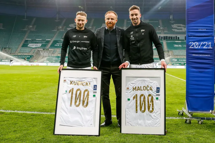 Jarosław Kubicki (z lewej) i Mario Maloca (z prawej) niedawno dołączyli do grona piłkarzy, którzy rozegrali ponad sto spotkań w barwach Lechii Gdańsk. Trener Piotr Stokowiec (w środku) poprowadził zespół w 127 spotkaniach.