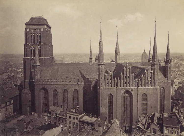 Jedno z pierwszych w historii zdjęć całej sylwetki kościoła Mariackiego w Gdańsku. Fotografia została wykonana w 1878 r. przez Rudolfa Theodora Kuhna.