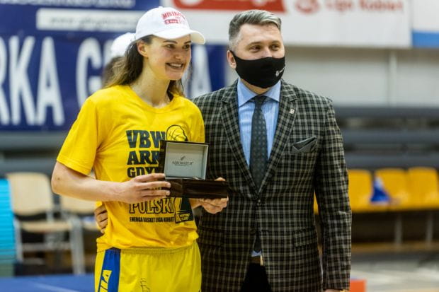Alice Kunek została wybrana MVP finałowej serii play-off. Nagrodę odebrała z rąk Radosława Piesiewicza, prezesa PZKosz.