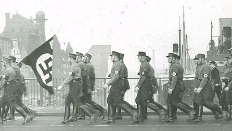Hitlerowscy bojówkarze maszerują Zielonym Mostem w Gdańsku. Zdjęcie zostało wykonane w II poł. lat 30. XX w.