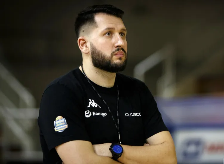 Milos Mitrović pracuje w gdyńskim klubie od 2016 roku. Do tej pory prowadził grupy młodzieżowe i II-ligowe rezerwy. 
