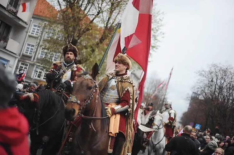 Gdańska Parada Niepodległości odbywa się od 2003 roku i jest jedną z największych tego typu imprez w Polsce.