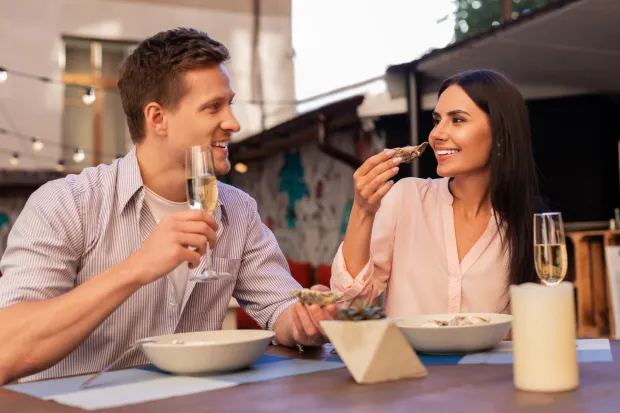 Ostrygi są uznawane za jeden z najskuteczniejszych afrodyzjaków, bo dzięki sporej zawartości cynku regularne ich spożywanie wpływa niezwykle korzystnie na poprawę męskiej zdolności seksualnej. Dlatego tak wiele osób włącza je do menu romantycznej kolacji. 