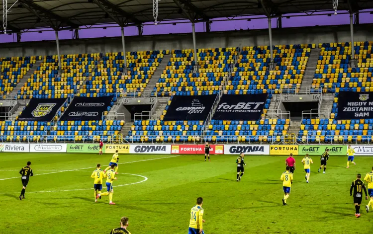 Arka Gdynia w tym sezonie lepiej punktów na wyjazdach niż u siebie. W sobotę trzeba poprawić domowe statystyki, gdyż rozpoczyna się okres gier z drużynami z dołu ligowej tabeli. 