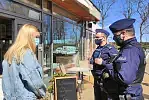 Policjanci skontrolowali w weekend 78 restauracji i barów, cztery z nich oferowały klientom jedzenie na miejscu.