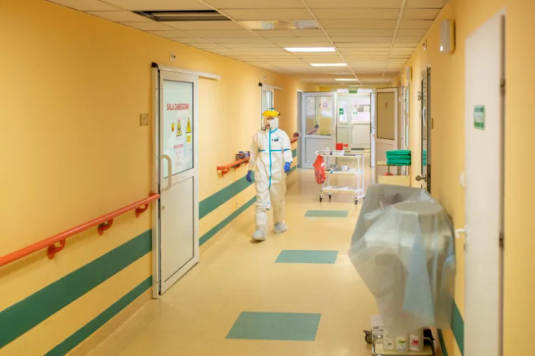 Poprawa sytuacji epidemiologicznej wpływa na zwiększające się możliwości szpitali. 