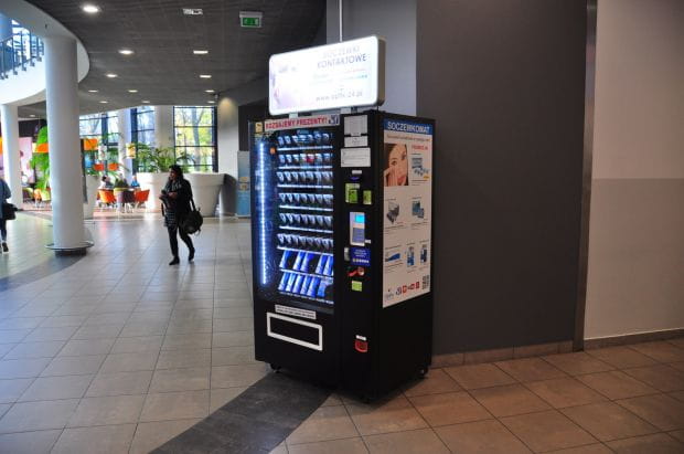 Automat sprzedający soczewki korekcyjne do oczu w Galerii Przymorze.
