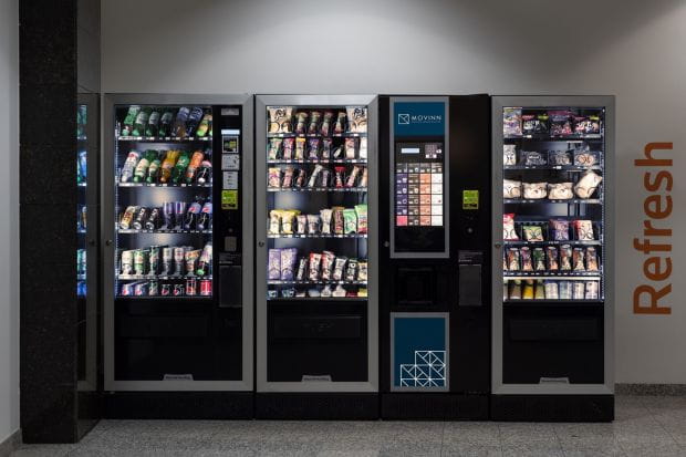 Automaty vendingowe stały się odpowiedzią na brak czasu i nieustający pośpiech. Gdy nie jesteśmy w stanie wyjść z biura czy uczelni do sklepu po napój czy przekąskę, wystarczy sięgnąć po jedzenie i picie z "szafy".