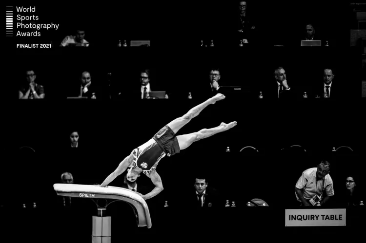 - W tej fotografii szczególną rolę gra kompozycja, moment skoku oraz emocje sędziów, którzy są widoczni w tle - opowiada Mateusz Słodkowski o fotografii nominowanej do World Sports Photography Awards w kategorii gimnastyka. 