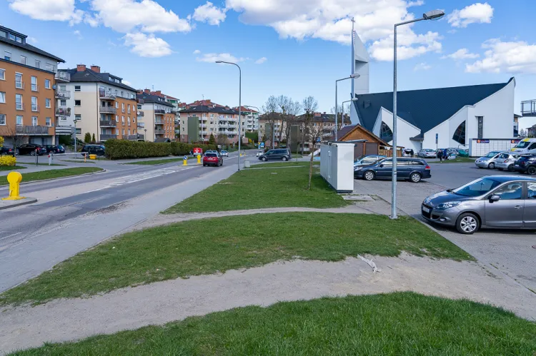 Przestrzeń między ulicą Nieborowską a obiektami handlowymi, która zgodnie z opracowaniem GPL wymaga poprawy jakości zagospodarowania.