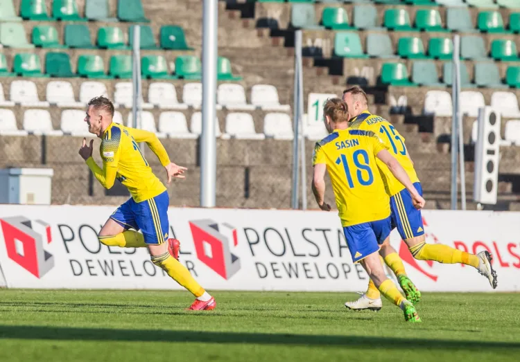 Tak Adam Deja (pierwszy z lewej) cieszył się po strzeleniu zwycięskiego gola w Sosnowcu. Pomocnik Arki Gdynia nie zamierza się na tym zatrzymać, choć przyznaje, że rozegrał mecz życia. 