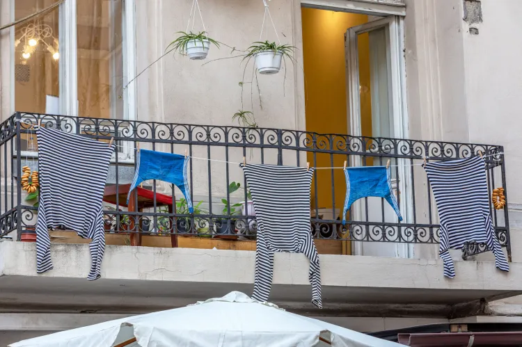 Szczególnie dużo kontrowersji wzbudza wieszanie prania poza balustradami balkonów. W wielu spółdzielniach w Trójmieście jest to zabronione.
