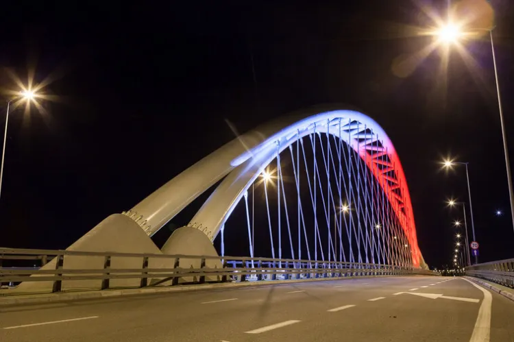 W związku z majowymi obchodami most przy ul. Uczniowskiej będzie podświetlony od zmierzchu do świtu w dniach 2-3 maja. 