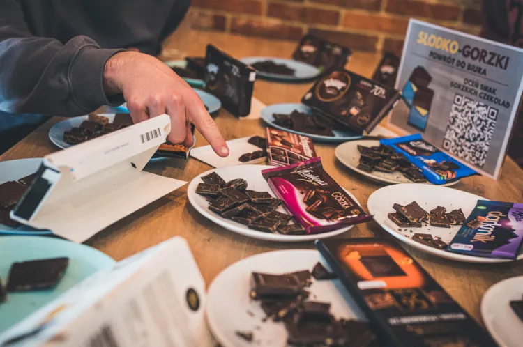 Rozpoczęcie powrotów do pracy w biurze uczciliśmy w słodko-gorzki sposób redakcyjnym testem gorzkich czekolad.