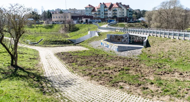 Zbiornik retencyjny na Karwinach oficjalnie pozostaje niedostępny dla pieszych i spacerowiczów. 