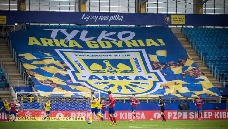 Arka Gdynia, jako jeden z 10 klubów I ligi, otrzymała zgodę PZPN na występy w przyszłym sezonie w ekstraklasie. Przypomnijmy, że dwie najlepsze drużyny awansują bezpośrednio, a trzecia po barażach dla zespołów z miejsc 3-6.