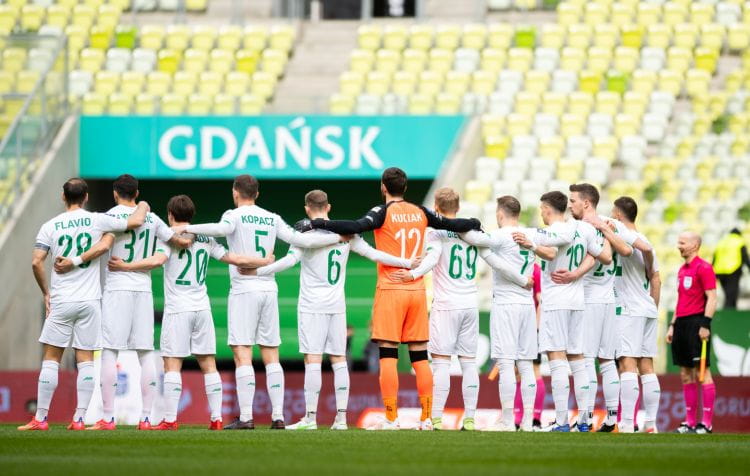 Komisja ds. Licencji Klubowych PZPN zdecydowała, że Lechia Gdańsk pod względem formalnym może grać zarówno w europejskich pucharach jak i w ekstraklasie. 