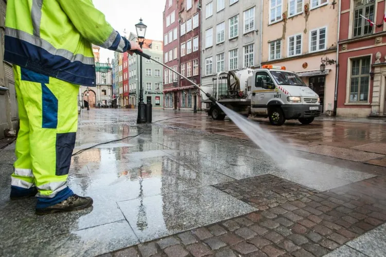 1000 litrów wody zużywa się jednorazowo na umycie ulicy Długiej. 
