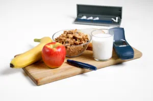 Życie codzienne cukrzyków: odpowiednia dieta i częsta kontrola poziomu cukru w organizmie.