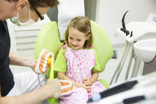 Na pierwszą wizytę do stomatologa powinniśmy się wybrać, zanim dziecko skończy rok, na etapie wyrzynania się pierwszych zębów mlecznych.